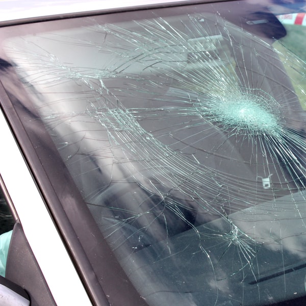 which auto glass replacement service to contact and how much does it cost to fix broken windshield 